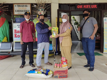 Kelurahan Pinang Ranti Salurkan 16 Paket Sembako Bagi Warga Isoman