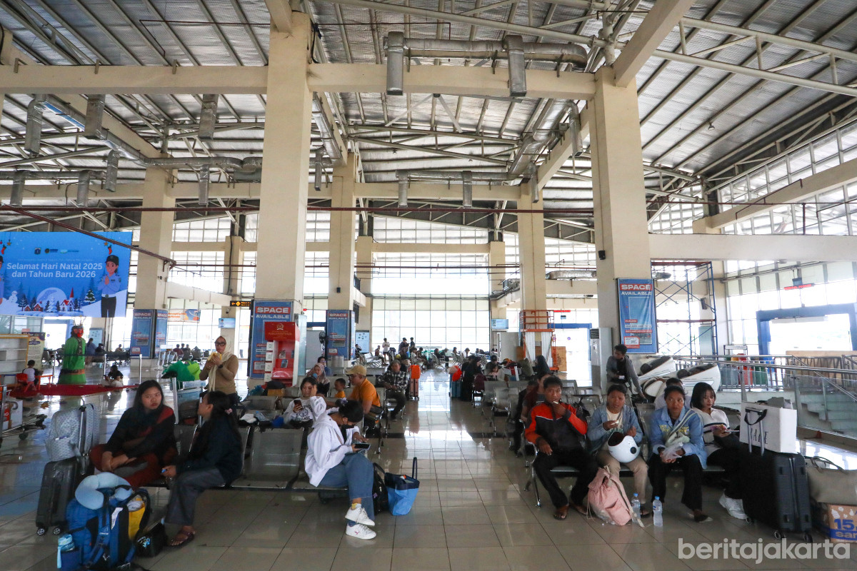 Sejumlah pemudik menunggu jadwal keberangkatan bus di Terminal Terpadu Pulo Gebang