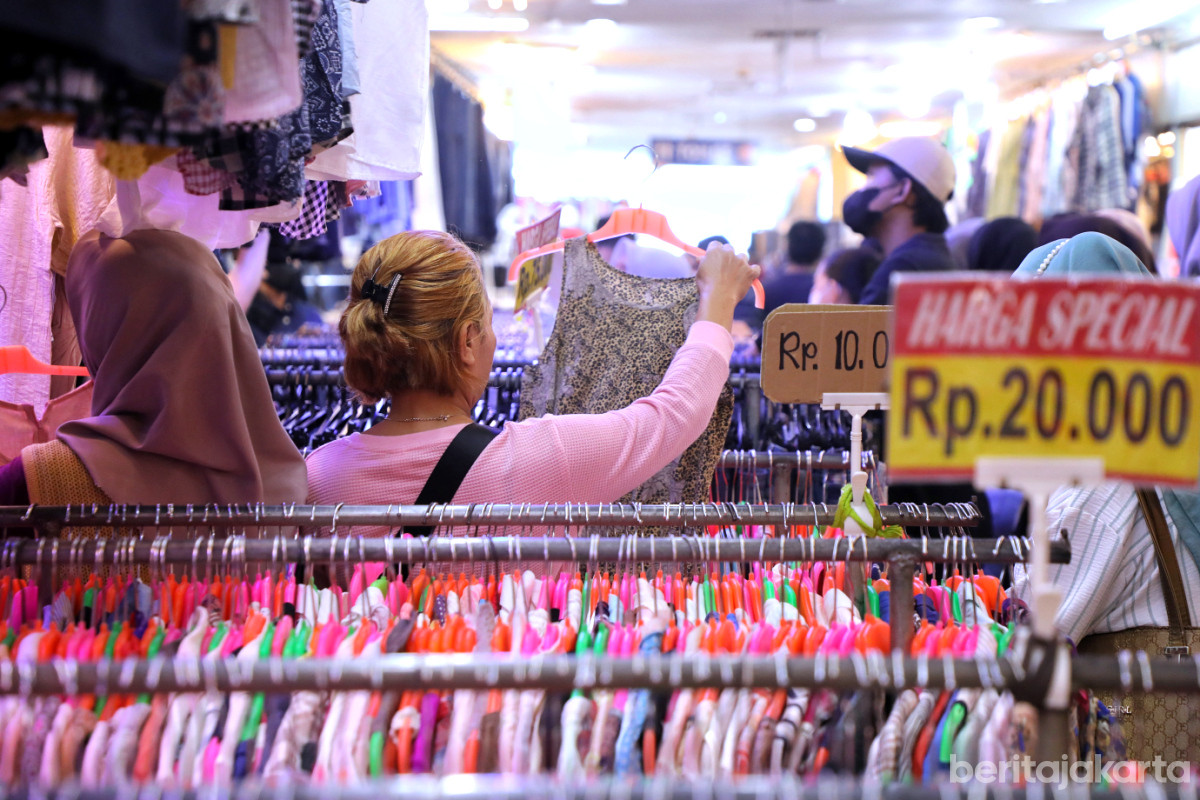 Pembeli berburu pakaian impor bekas di Pasar Senen