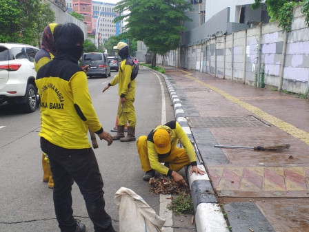 Tali Air di Jalan Lingkar Luar Barat Kembangan Dibersihkan