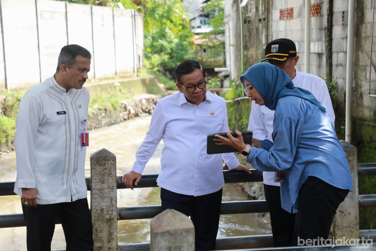 Gubenur DKI Jakarta beserta jajaran melakukan peninjauan kali Krukut