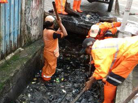  Tersumbat Sampah, Saluran Air di Jl Raya Cilincing Dibersihkan Petugas PPSU