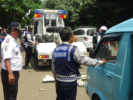 6 Angkutan di Depan Stasiun Tebet Dikandangkan