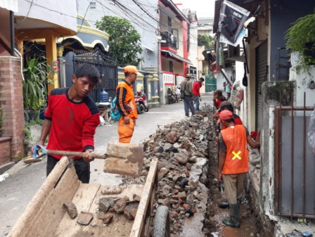 Atasi Genangan Satgas SDA Dan PPSU Kebon Jeruk Buat Sodetan