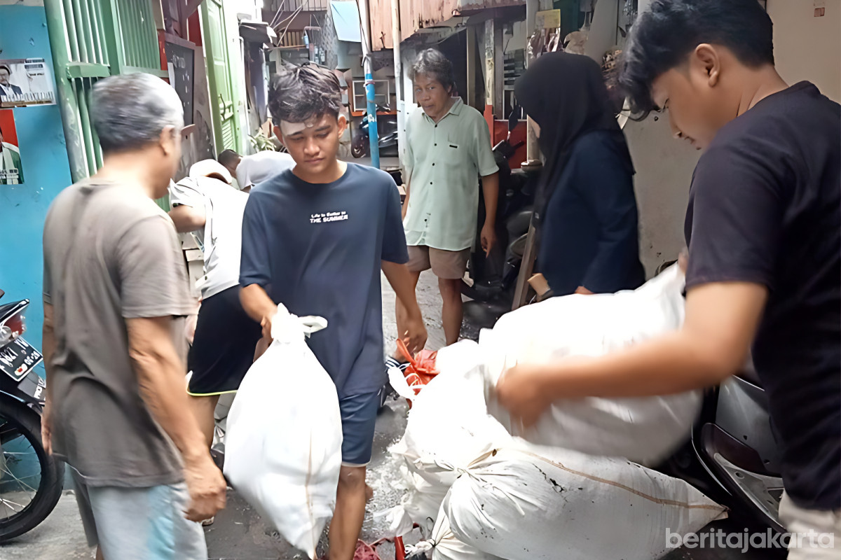 Sejumlah warga melakukan kerja bakti membersihkan lingkungan tempat tinggalnya