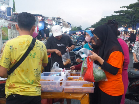 Kawasan JB Cengtim Ramai Dikunjungi Pemburu Takjil 