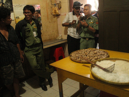 Pemkot Jakbar Grebek Pedagang Bakso Celeng di Tambora