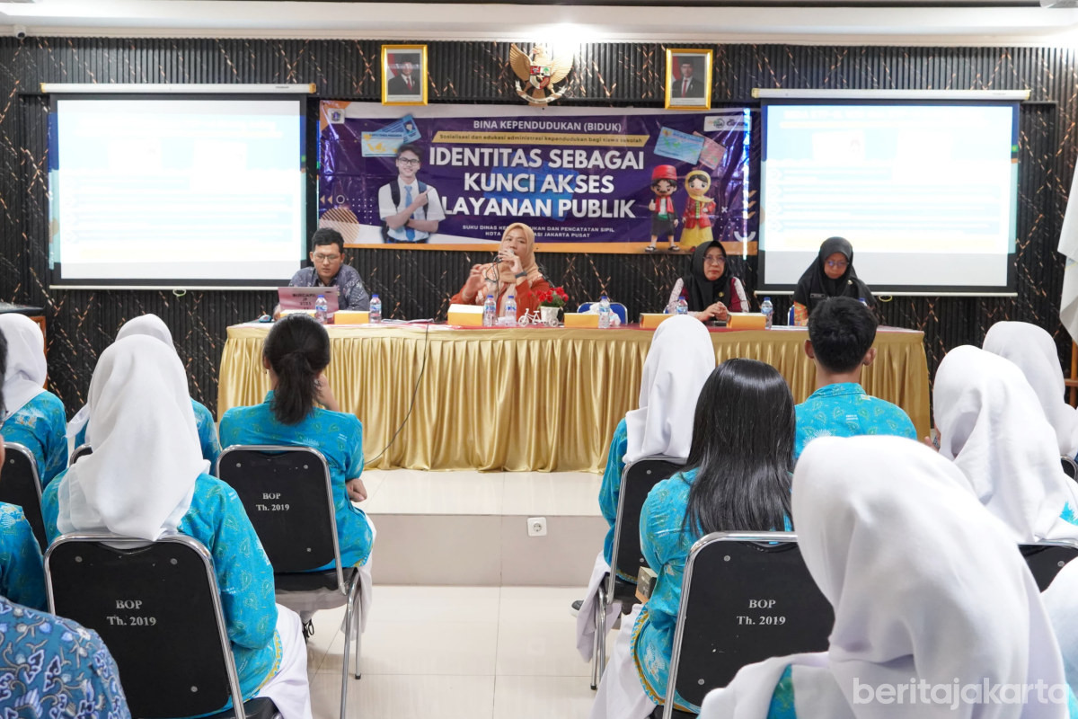 Sudin Dukcapil Jakpus Gelar Bina Kependudukan di SMKN 44 Cempaka Baru 