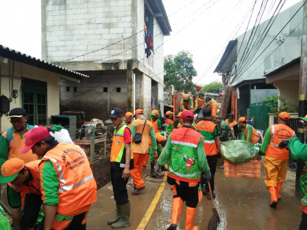 300 Ton Sampah Sisa Banjir Dievakuasi Dari Cipinang Melayu