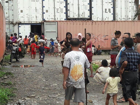 300 Warga Kampung Sepatan Mengungsi ke Pool Kontainer
