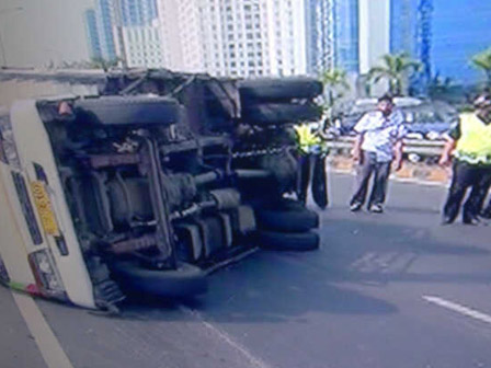  Hindari Bus, Truk Terguling di Jalan Tol