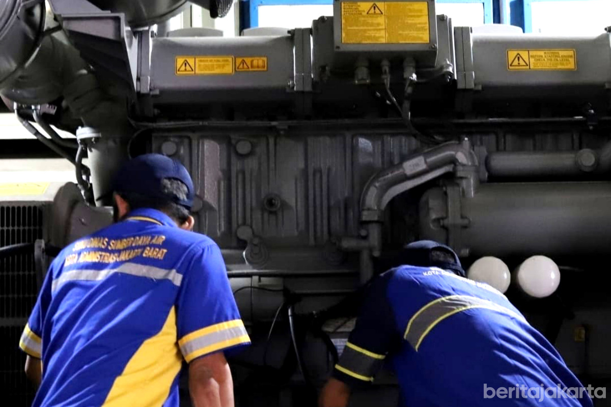 Petugas sedang melakukan pemeriksaan pompa air untuk penanganan genangan