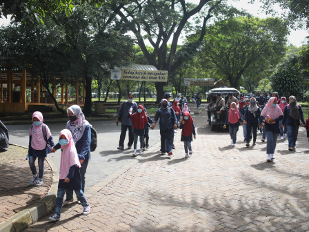  110 Anak Panti Berekreasi ke Taman Margasatwa Ragunan 