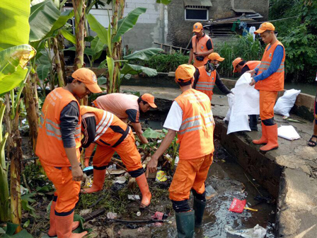 30 Petugas Perbaiki Tanggul Jebol di Jati Padang