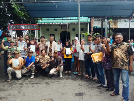  Sudin Dukcapil Jakbar Serahkan 68 KTP Pada Korban Banjir di Kelurahan Tomang