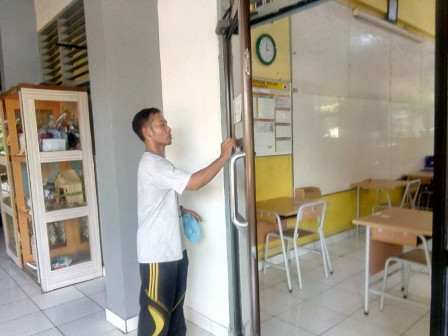 Pembersihan Gedung SMAN 40 Ditarget Rampung Besok