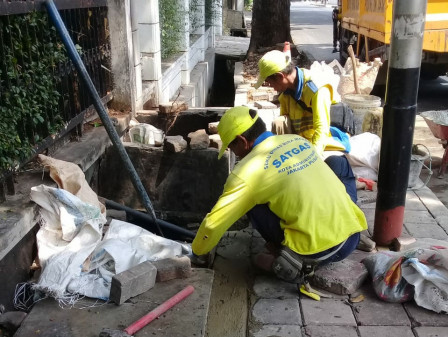Perbaikan Trotoar di Jl Dr Kusuma Atmaja Dikebut