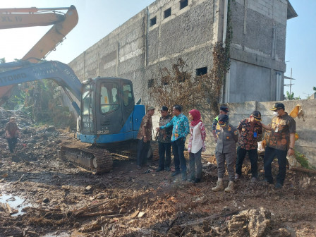 Walkot Jaksel Tinjau Lokasi Kebakaran Sampah di Jalan M. Saidi 