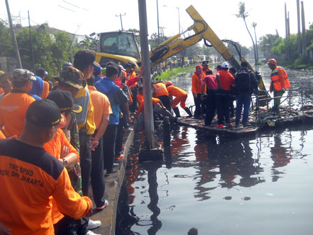 Ratusan Masyarakat dan Aparat Pemerintah Bersihkan Kali Semongol