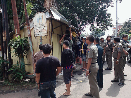 Enam Warung di Jl Lingkar Sukasari Dibongkar