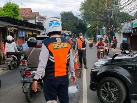  Atasi Kemacetan Lima Petugas Ditempatkan Sudin Dishub Jaksel di Jalan Moh Kahfi 