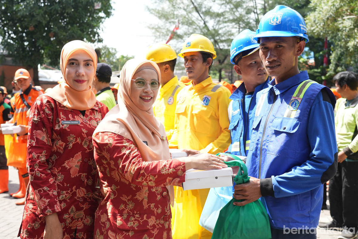 Wakil Ketua DWP Pemprov DKI Jakarta, Yenny Nursanti Ali menyerahkan bantuan kepada pasukan pelangi