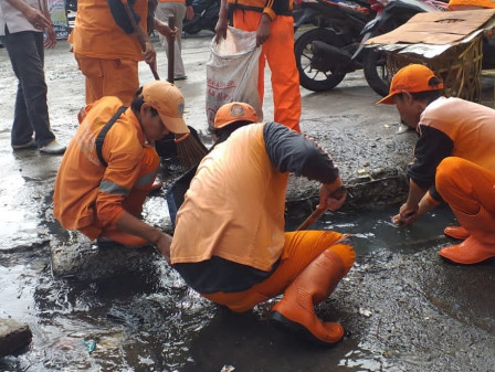 10 Personel PPSU Tangani Genangan di Jl Benda Raya