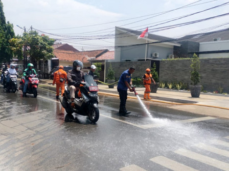 Personel Gabungan Bersihkan Ceceran Oli di Kalisari