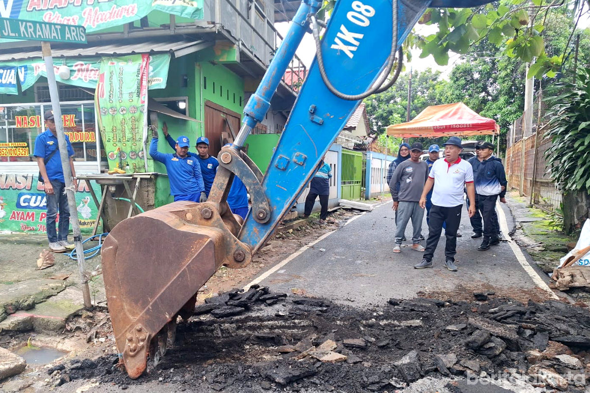 Satu Alat Berat Dikerahkan Pembuatan Crossing Saluran Air di Setu