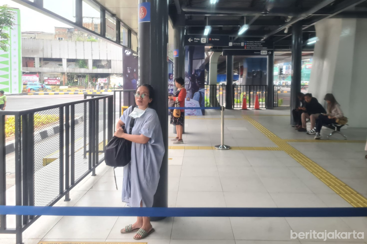 Salah satu warga lansia sedang menunggu layanan bus penghubung di Halte Jaga Jakarta