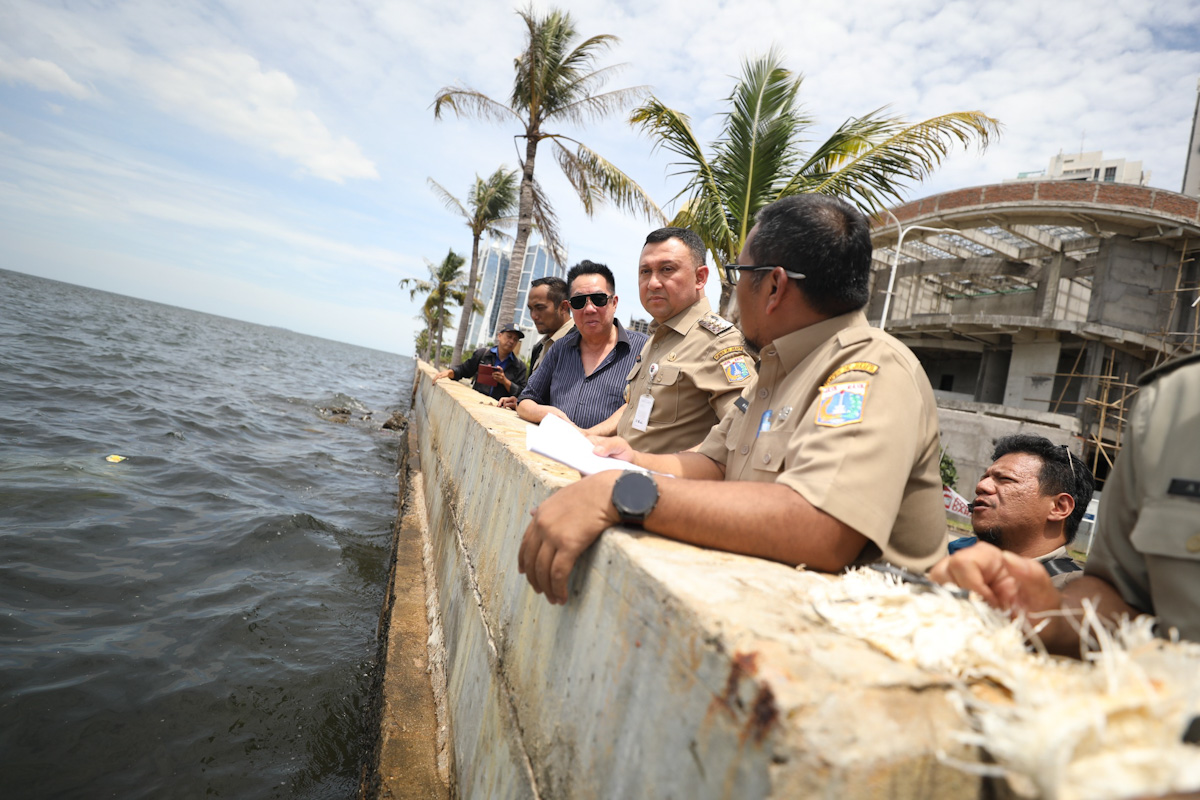 Pemkot Jakpus melakukan percepatan perbaikan Tanggul Pantai Mutiara