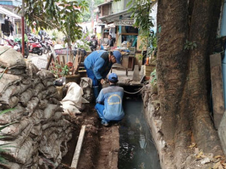 Pasukan Biru Perbaiki Saluran di Jalan Menteng Kecil 