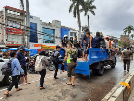  Satpol PP Kerahkan Truk dan Perahu Karet Evakuasi Warga di Jalan Panjang