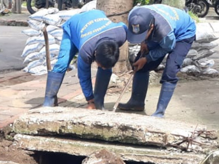 Satgas SDA Kecamatan Kebayoran Baru Kuras Saluran di Jl Darmawangsa Raya