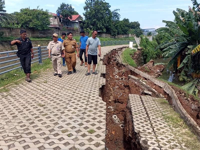 https://multimedia.beritajakarta.id/photo/2014_508c75c8507a2ae5223dfd2faeb98122/ Tim Gabungan Tinjau Turap Longsor di Kali Cipinang