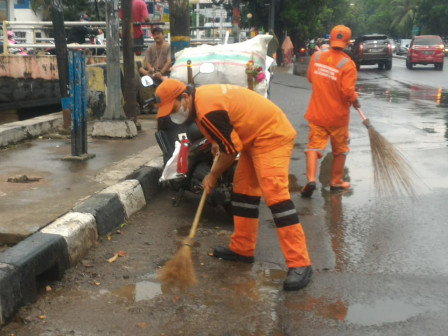 PPSU Pancoran Bersihkan Tali Air Jalan Raya Pasar Minggu