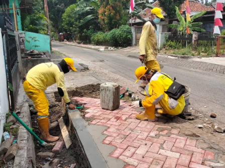 Sudin Bina Marga Jaksel Perbaiki Trotoar di Jl Manggarai Selatan