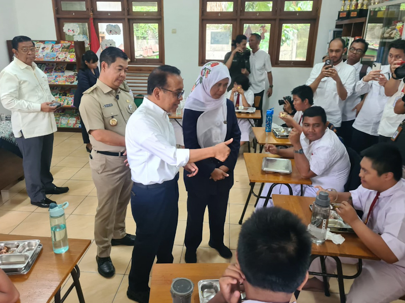 Pratikno - Teguh Tinjau Program MBG Bagi Siswa Berkebutuhan Khusus