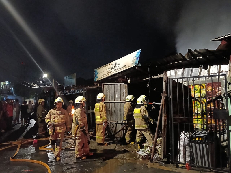 Kebakaran Toko dan Kontrakan di Jalan Waru Raya Berhasil Dipadamkan