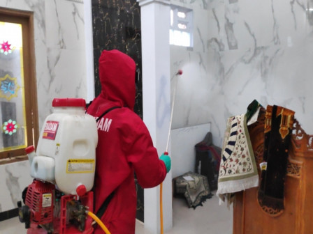  Tempat Ibadah di Jembatan Besi dan Kelapa Dua di Semprot Disinfektan 