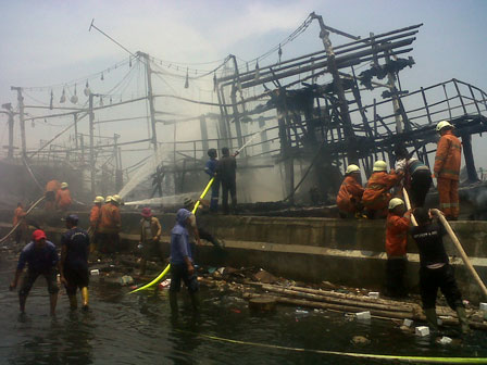 2 Kapal Di Muara Angke Terbakar Kerugian Rp 5 Milyar 