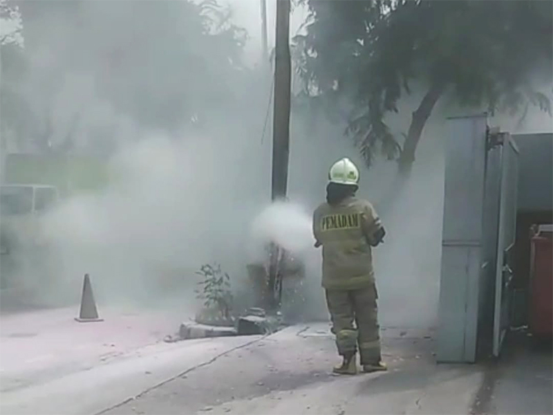  Kabel Udara Terbakar di Jalan Surya Wijaya Berhasil Diatasi