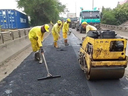 SDBM Jakut Lakukan Perbaikan Aspalt Jembatan Akses Marunda