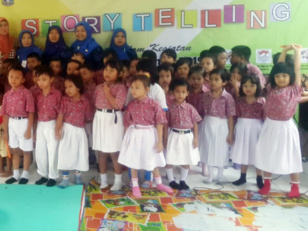 Siswa TK Ikut Nyanyi dan Menari Saat Kegiatan Mendongeng di RPTRA 