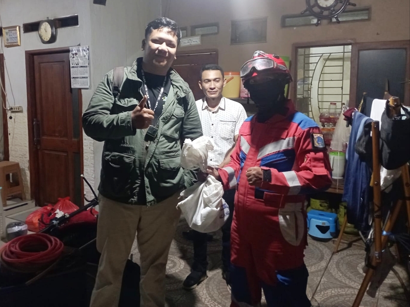 Gulkarmat Jaktim Evakuasi Sanca dari Garasi Rumah Warga