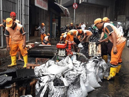 Saluran Makro di Jalan Kebayoran Lama Dibersihkan 