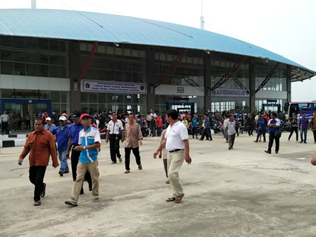 Ratusan Pengurus PO Bus Demo di Terminal Pulogebang