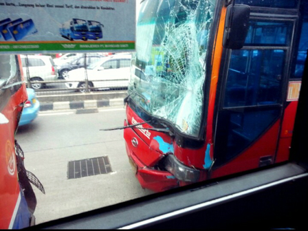 Tabrakan Beruntun, Bus Trans Jakarta Rusak parah 