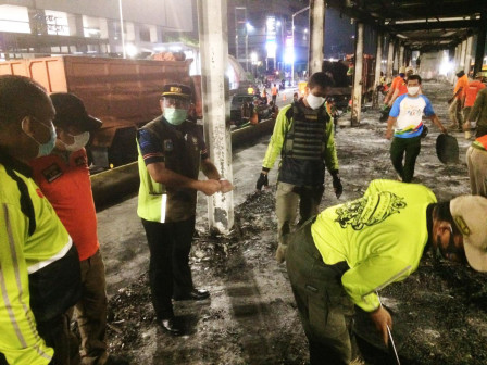 Personel Satpol PP Bersihkan Puing Halte Transjakarta yang Rusak