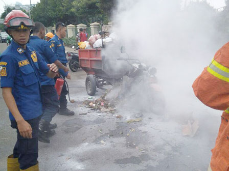 Germor Pengangkut Sampah Sudin LH Jakpus Terbakar 